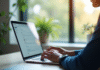 Webmail 49 : comment cette plateforme de messagerie simplifie la communication en ligne Espace de travail moderne avec un ordinateur portable et lumière naturelle