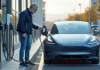 Optimisation et durée de vie de la batterie d’une voiture électrique : tout ce que vous devez savoir Homme connectant sa voiture électrique au chargeur urbain
