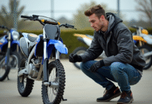 Jeune homme en gear motocross avec Yamaha 125 devant concession