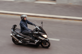 motard sur la route